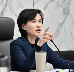 行政院副院長鄭麗君推進穩定物價措施　執行4月民生用天然氣與桶裝瓦斯凍漲　同步強化石化供應與塑膠相關民生物資供給能量
