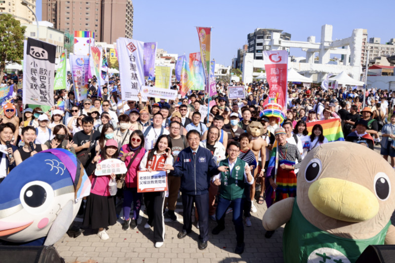 臺南市長黃偉哲力挺彩虹遊行　臺南公私部門齊升彩虹旗、河樂廣場湧萬人見證多元平權新篇章