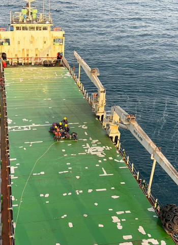 外籍貨輪船員外海作業不慎摔傷癱瘓無法移動　海巡署空勤吊掛緊急後送就醫