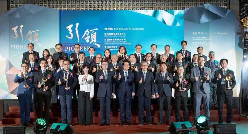 賴清德總統親自頒發國家講座主持人獎及國家產學大師獎　表彰卓越貢獻並推動高教投資培育頂尖人才提升臺灣競爭力