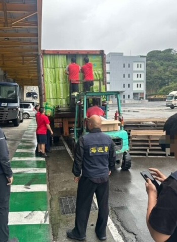 海巡署偵防分署與海關聯手 查扣夾藏於文具物品貨櫃的私菸近25萬包