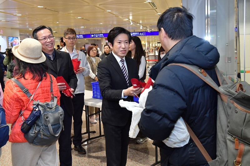 行政院秘書長張惇涵赴桃機迎接並關懷杜拜返國國人　強調持續協助國人返臺與確保能源供應、物價穩定