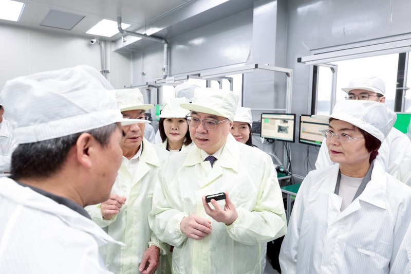 行政院長卓榮泰參訪彰化無人機反制系統研發公司為升電裝　推動發展本土軍工產業並積極促進通過國防特別條例