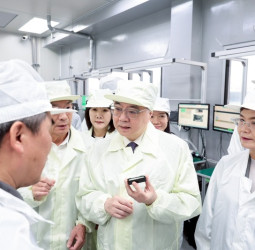 行政院長卓榮泰參訪彰化無人機反制系統研發公司為升電裝　推動發展本土軍工產業並積極促進通過國防特別條例