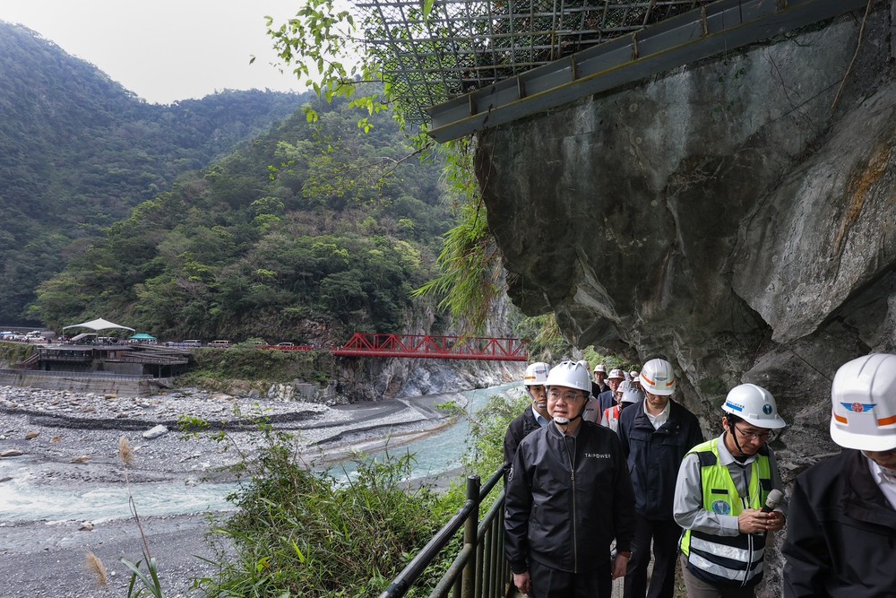 行政院長卓榮泰視察花蓮長春祠及台8線東段復建工程　感謝工程團隊努力付出盼早日讓太魯閣重現生機