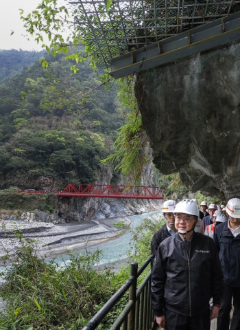 行政院長卓榮泰視察花蓮長春祠及台8線東段復建工程　感謝工程團隊努力付出盼早日讓太魯閣重現生機