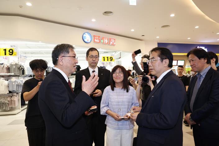臺南市長黃偉哲視察三井OUTLET二期試營運現場　日本西松屋首選臺南看準消費潛力