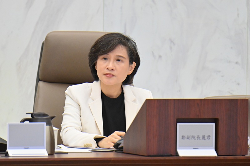 行政院副院長鄭麗君召開消保會議　推動交友媒合服務契約新規範　全面強化飲水設備、藍牙耳機與餐飲禮券消費者權益保障