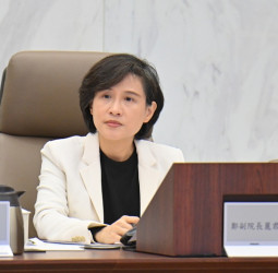 行政院副院長鄭麗君召開消保會議　推動交友媒合服務契約新規範　全面強化飲水設備、藍牙耳機與餐飲禮券消費者權益保障