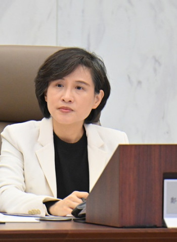 行政院副院長鄭麗君召開消保會議　推動交友媒合服務契約新規範　全面強化飲水設備、藍牙耳機與餐飲禮券消費者權益保障