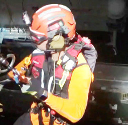 希臘籍油輪船員跌倒昏迷命危　海巡署空勤跨夜執勤完成吊掛救援成功後送就醫