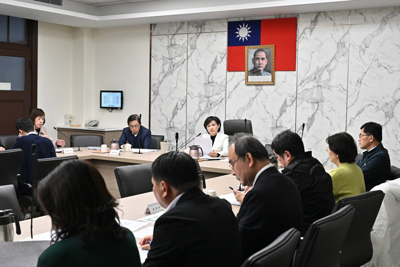 行政院副院長鄭麗君召開穩定物價小組臨時會報 強化五項措施穩定物價以確保民生物價穩定