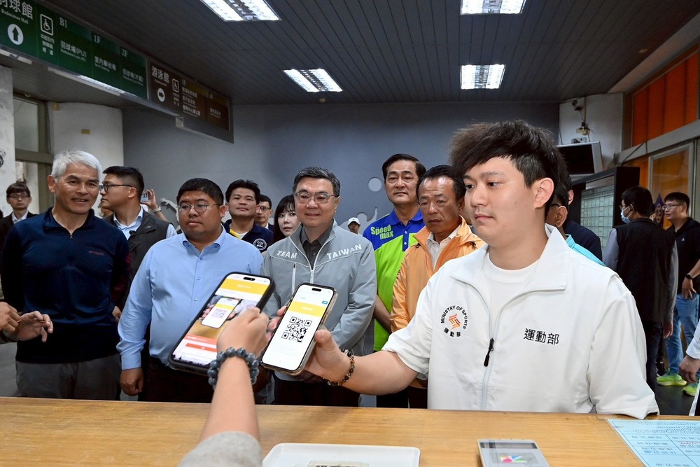 行政院長卓榮泰走訪中正大學　推廣運動幣措施並實地體驗重量訓練課程促進全民運動