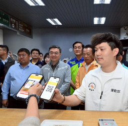 行政院長卓榮泰走訪中正大學　推廣運動幣措施並實地體驗重量訓練課程促進全民運動