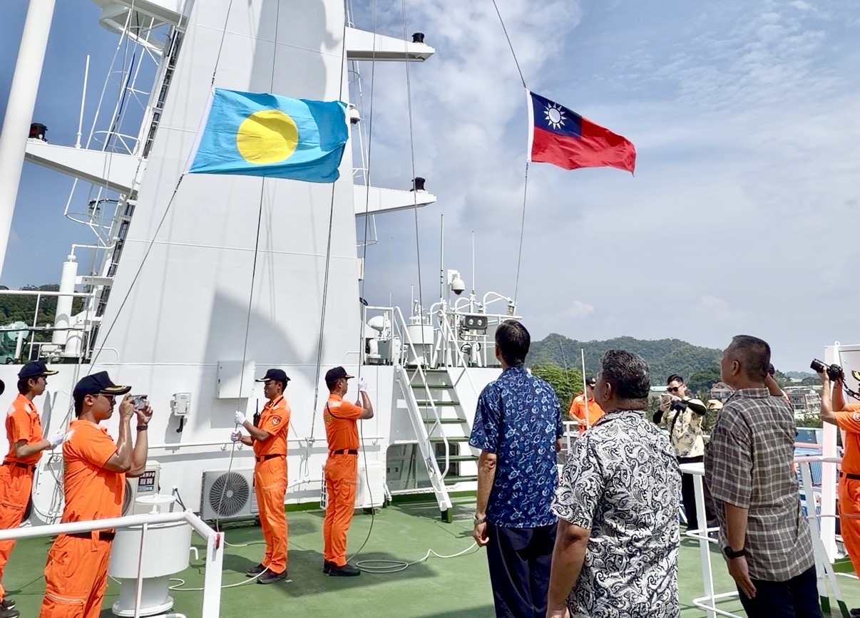 臺帛友誼航向太平洋 嘉義艦雙旗同升深化海巡外交