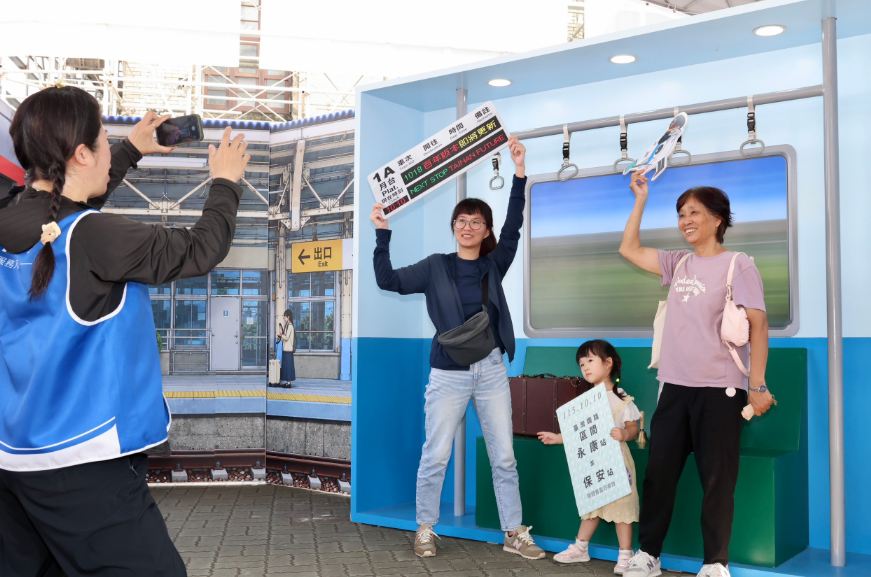 黃偉哲化身台南火車站一日站長 鐵路地下化通車倒數邀民眾打卡留念
