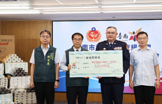 台南將軍漁港破獲10萬包私菸！市府聯手海巡查扣逾1,300萬元違法菸品